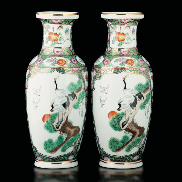 Coppia di vasi in porcellana raffigurante scena naturalistica con uccelli e aironi, Cina, XX secolo