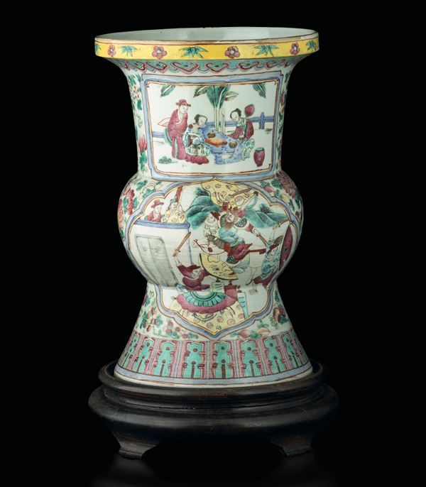 Vaso in porcellana Famiglia Rosa con scene di vita comune entro riserva, Cina, Dinastia Qing, XIX secolo