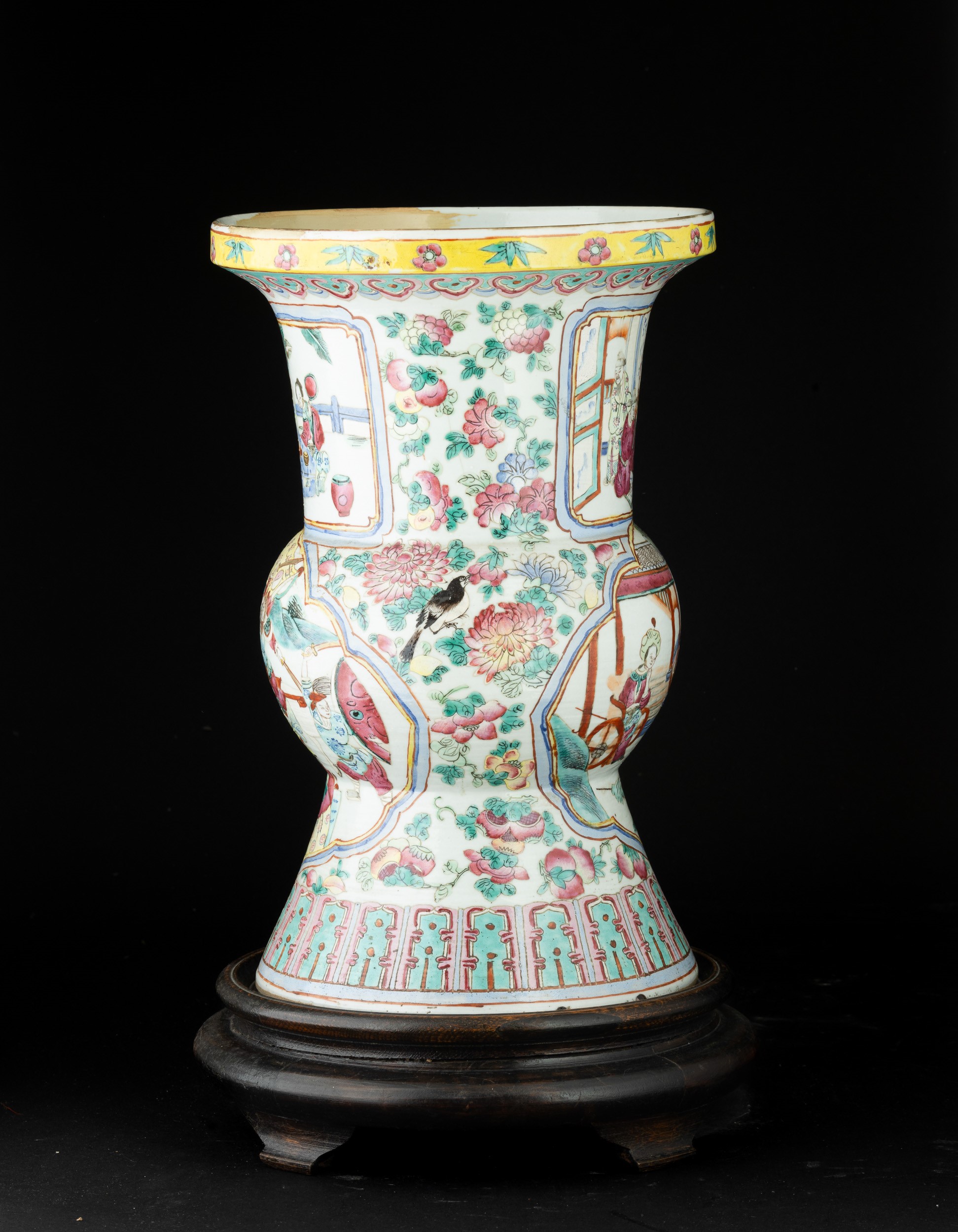 Vaso in Porcellana Famiglia Rosa con Scene di Vita Comune Entro Riserva, Cina, Dinastia Qing, XIX...