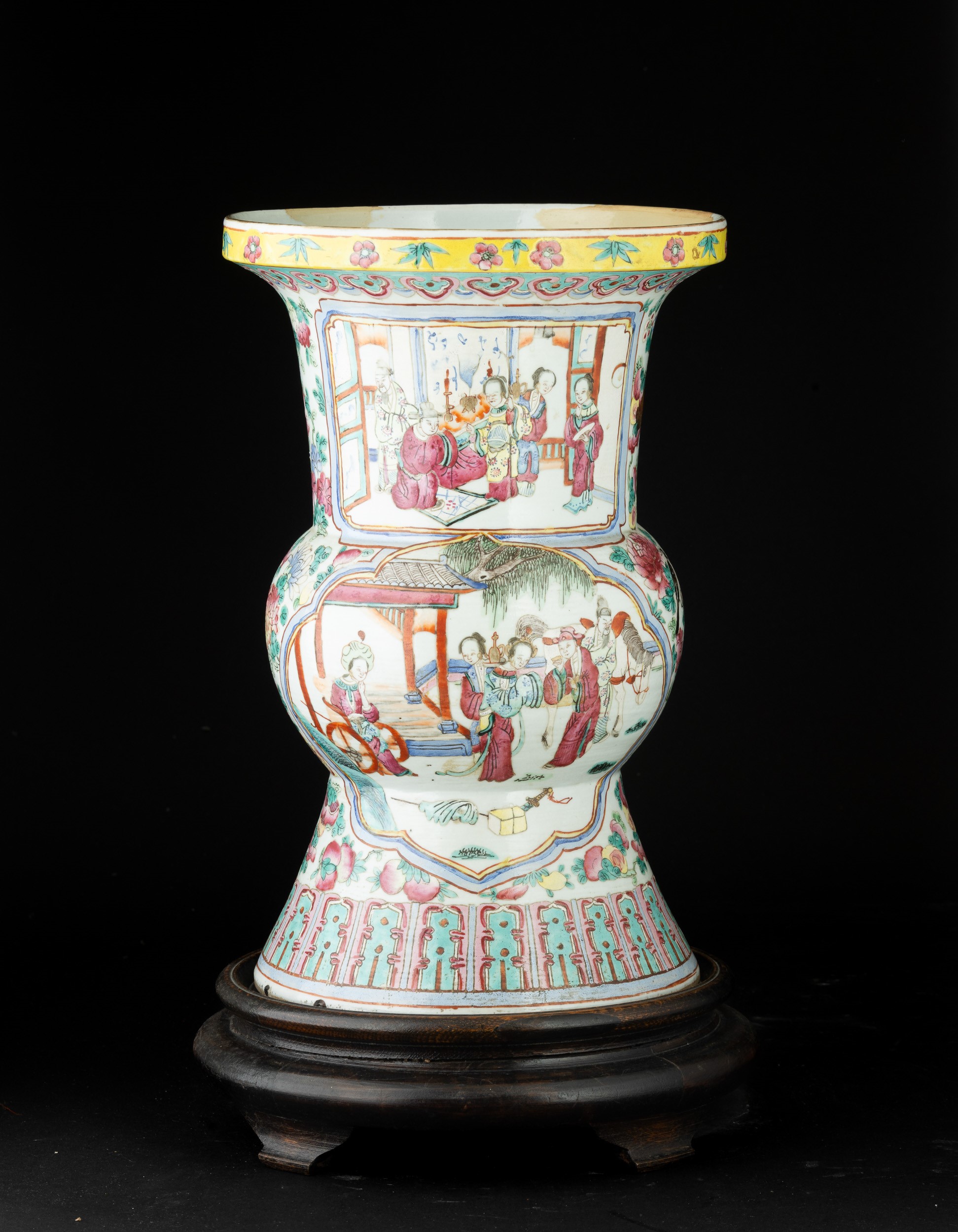 Vaso in Porcellana Famiglia Rosa con Scene di Vita Comune Entro Riserva, Cina, Dinastia Qing, XIX...