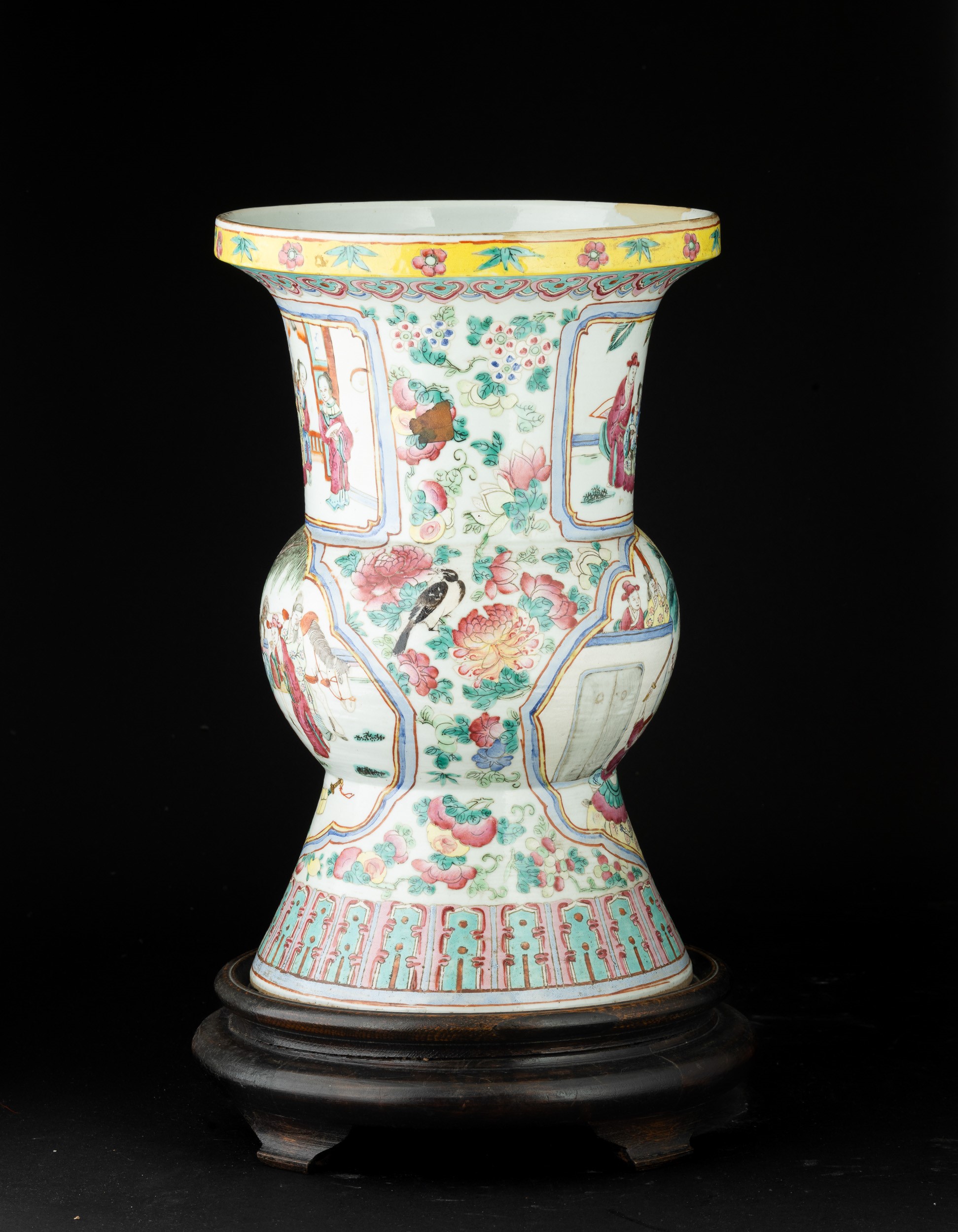 Vaso in Porcellana Famiglia Rosa con Scene di Vita Comune Entro Riserva, Cina, Dinastia Qing, XIX...