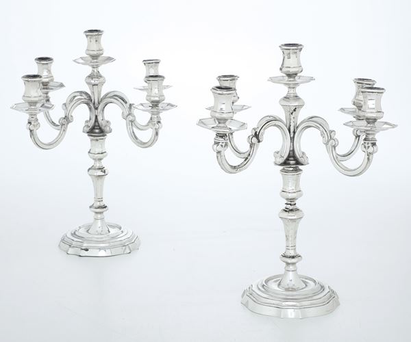 Coppia di candelabri a 5 braccia. Argenteria italiana del XX secolo