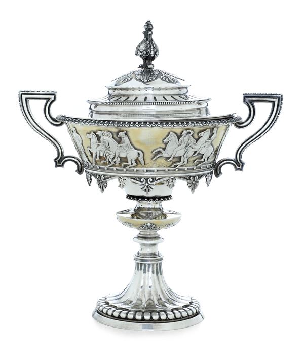 Coppa con manici. Londra 1871, marchio dell'argentiere non identificato