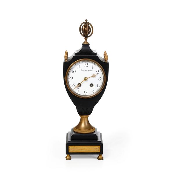 Orologio da tavolo a foggia di anfora