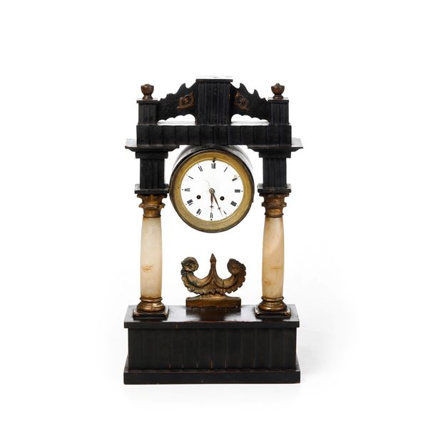 Orologio da tavolo a portico in marmo. Fine XIX-inizi XX secolo