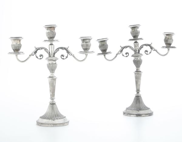 Coppia candelabri. Argenteria italiana del XX secolo, bollo dell'argentiere consunto