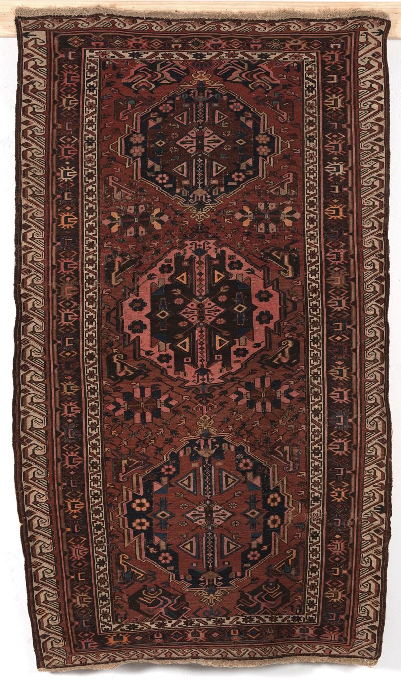 Soumak, Caucaso inizio XX secolo campo mattone con tre medaglioni.  - Auction Fine Carpets and Rugs - Cambi Casa d'Aste