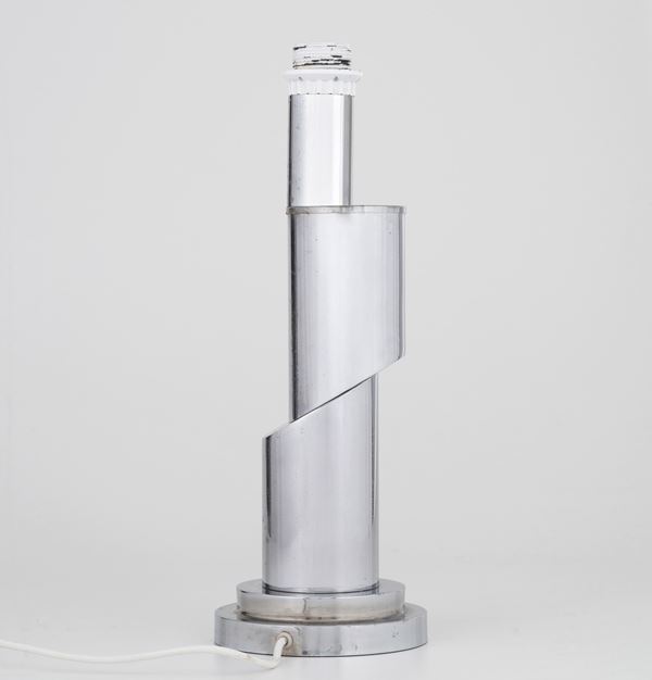 Lampada da tavolo in acciaio a profilo spezzato