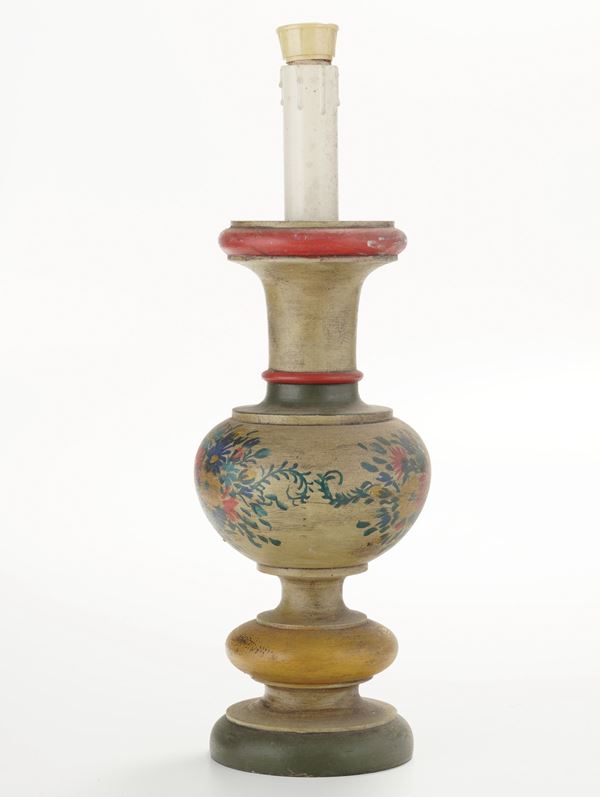 Candeliere in legno dipinto montato a lampada, XX secolo