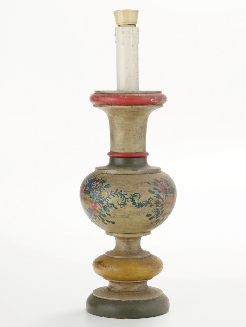 Candeliere in legno dipinto montato a lampada, XX secolo  - Asta Antiquariato - Cambi Casa d'Aste