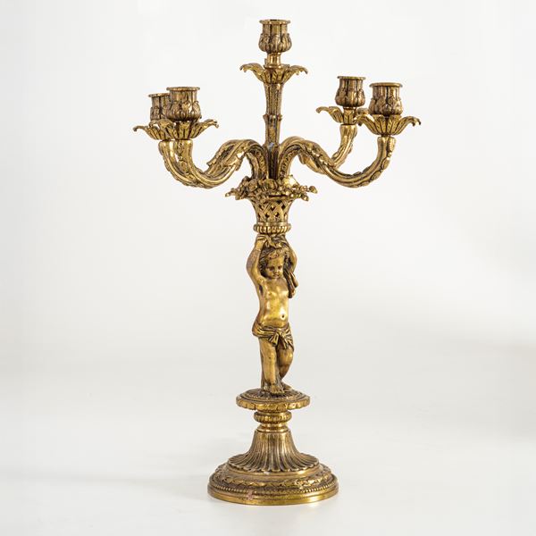 Candelabro dorato fuso e cesellato a 5 luci con base circolare