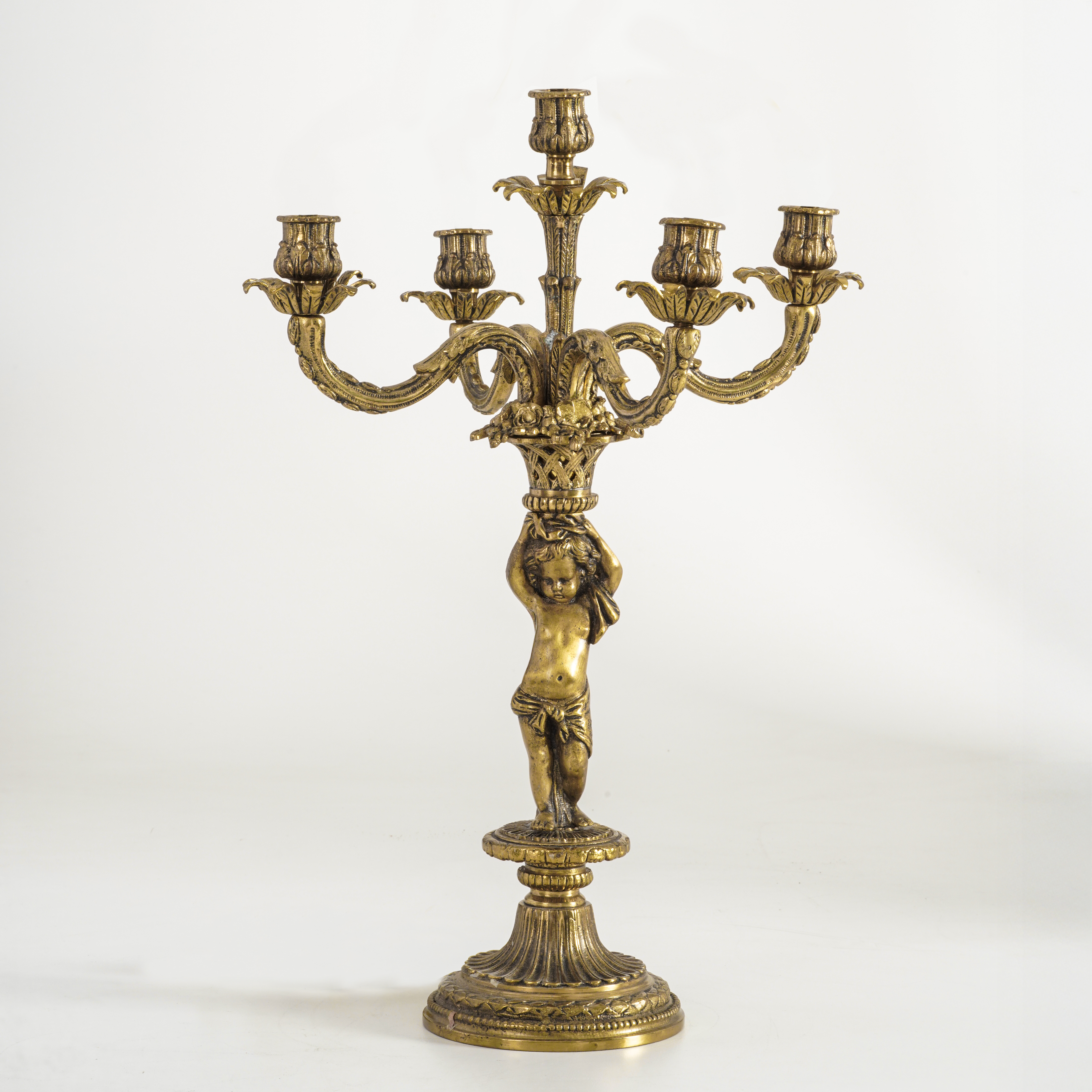 Candelabro Dorato Fuso e Cesellato a 5 Luci con Base Circolare