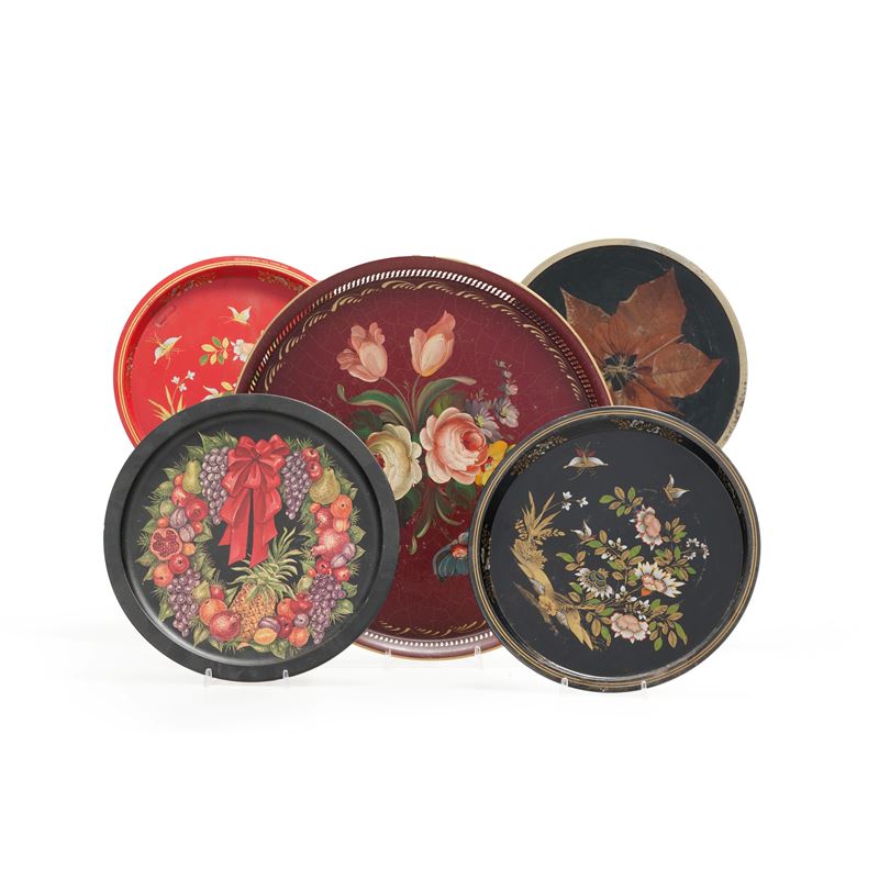 Cinque differenti vassoi in metallo dipinto. XX secolo  - Asta Antiquariato - Cambi Casa d'Aste