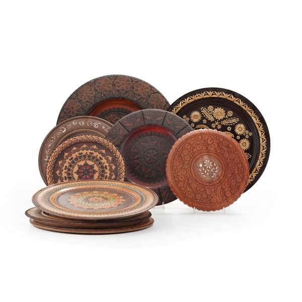 Nove diversi vassoi in legno