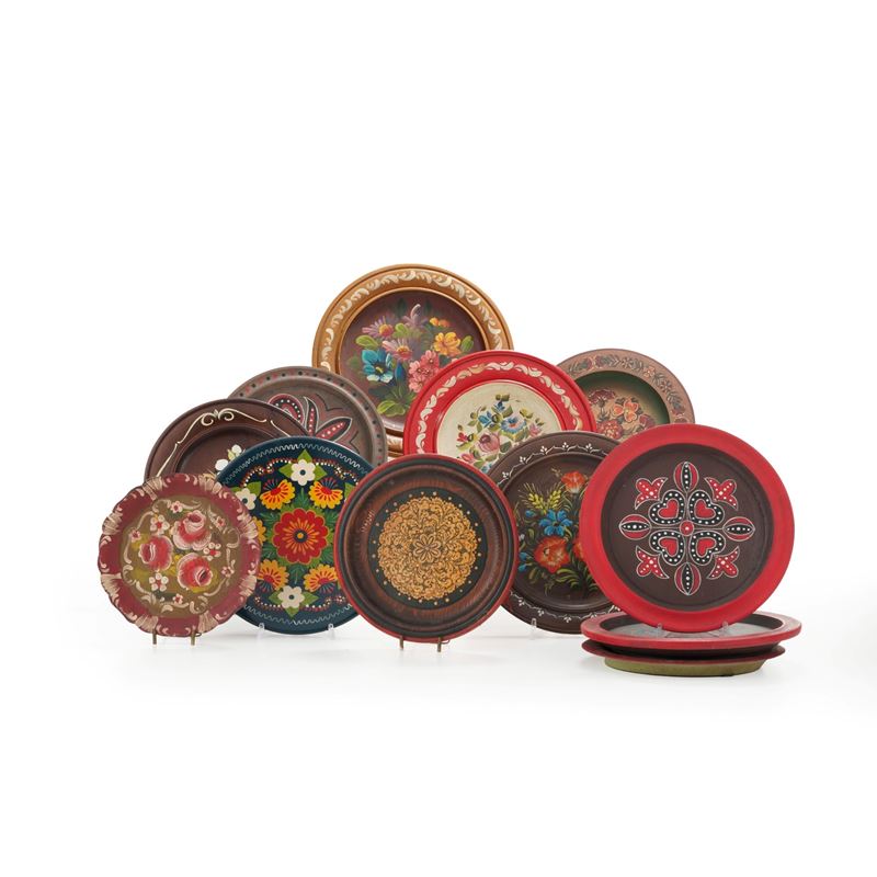 Dieci piatti diversi in legno  - Asta Antiquariato - Cambi Casa d'Aste