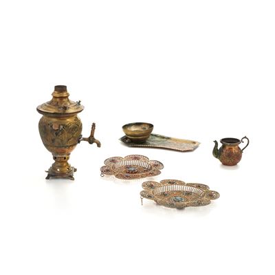 Modello di Samovar e Due Piattini in Filigrana con Pietre Dure