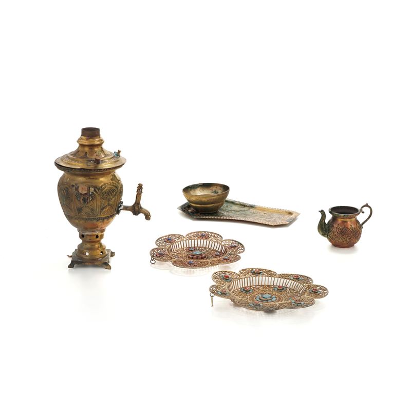 Modello di samovar e due piattini in filigrana con pietre dure  - Auction Antiques - Cambi Casa d'Aste