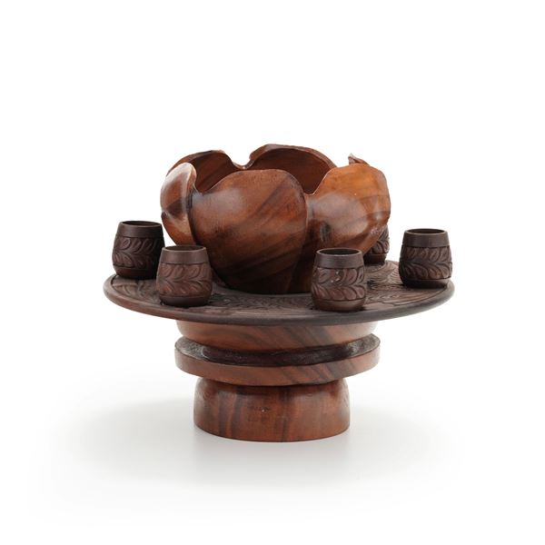 Centrotavola girevole in legno intagliato con porta ceri