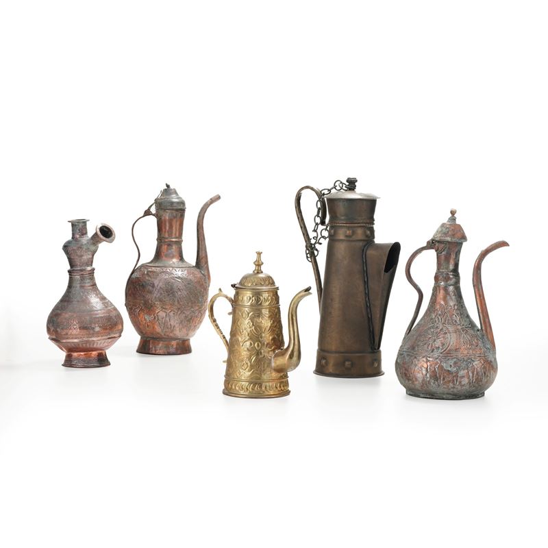 Gruppo di cinque versatoi e teiere decorativi differenti in vari materiali, decoro a sbalzo  - Asta Antiquariato - Cambi Casa d'Aste