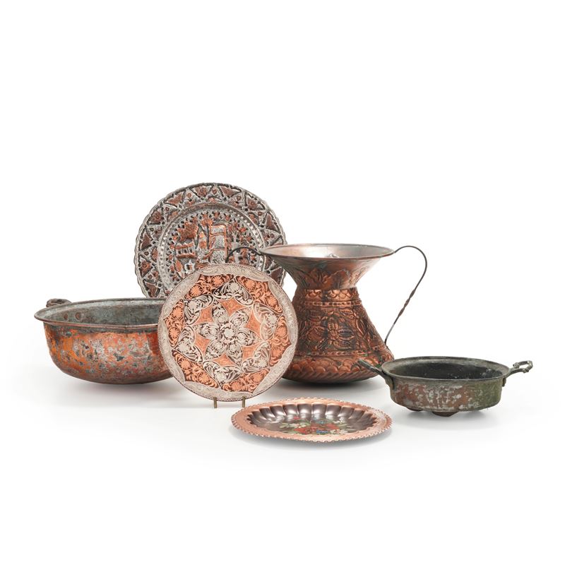 Gruppo di oggetti in rame decorati a sbalzo  - Auction Antiques - Cambi Casa d'Aste