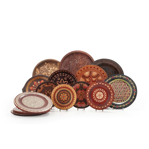 Gruppo di patti in legno decorati