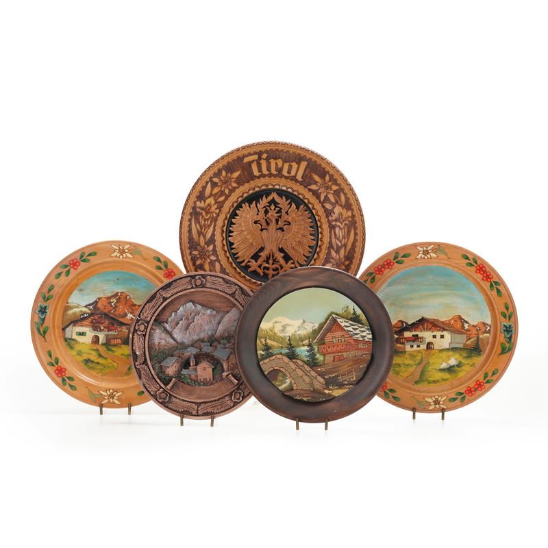 Gruppo di piatti decorativi, zona alpina  - Asta Antiquariato - Cambi Casa d'Aste