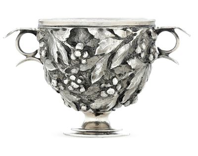 Coppa di gusto archeologico, argento fuso, sbalzato e cesellato