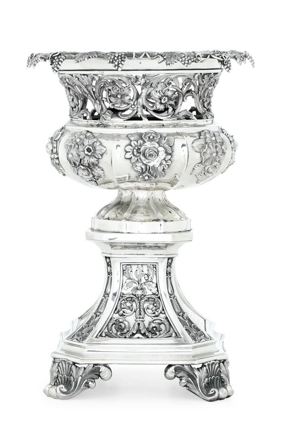 Vaso centrotavola. Marchi di Birmingham probabilmente non pertinenti. Manifattura europea (Hanau?) del XIX-XX secolo