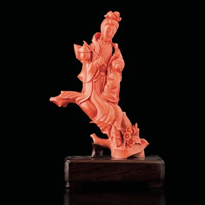 Figura Raffigurante Guanyin con Bambino Scolpita in Corallo, Cina, Dinastia Qing, XIX Secolo