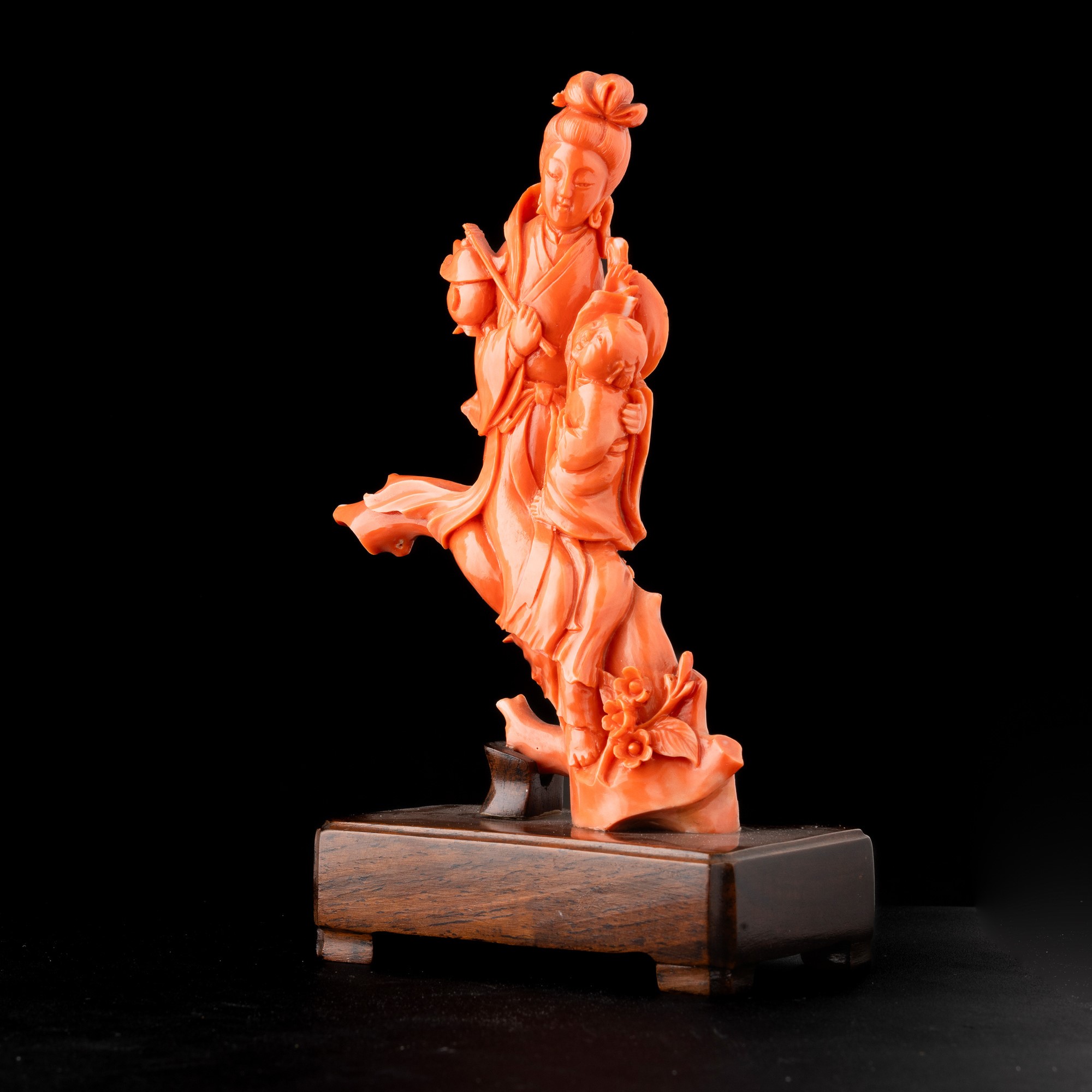 Figura Raffigurante Guanyin con Bambino Scolpita in Corallo, Cina, Dinastia Qing, XIX Secolo