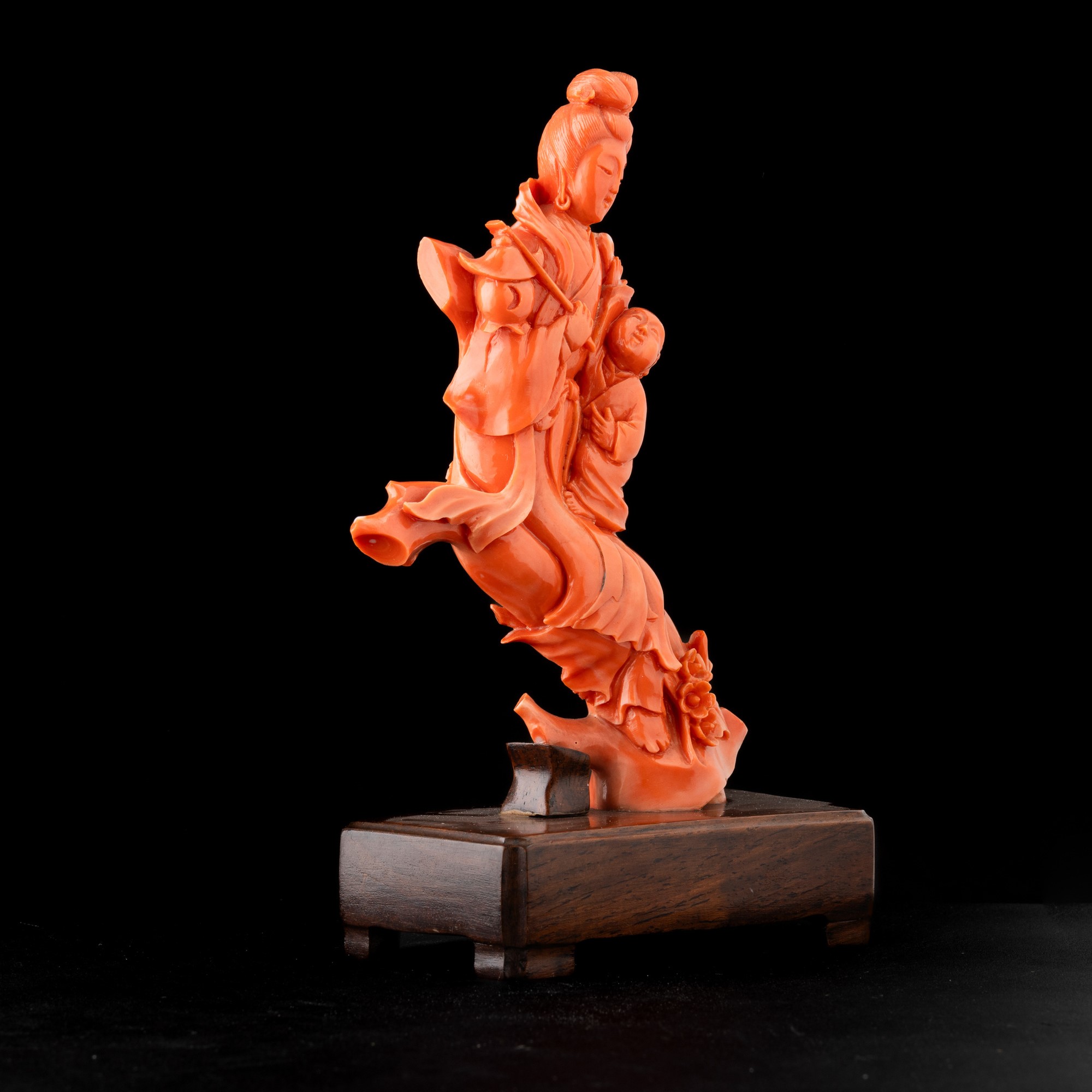 Figura Raffigurante Guanyin con Bambino Scolpita in Corallo, Cina, Dinastia Qing, XIX Secolo
