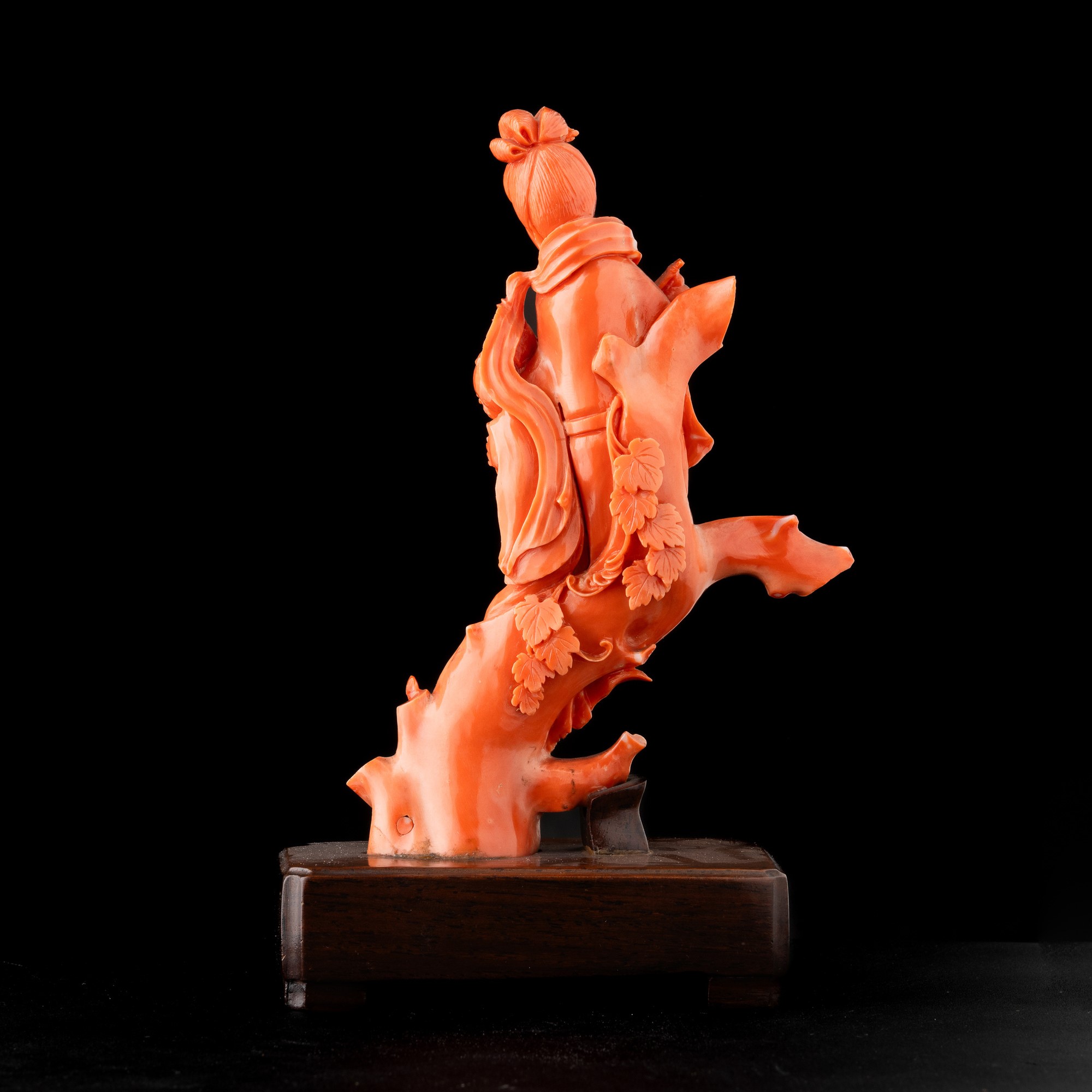 Figura Raffigurante Guanyin con Bambino Scolpita in Corallo, Cina, Dinastia Qing, XIX Secolo