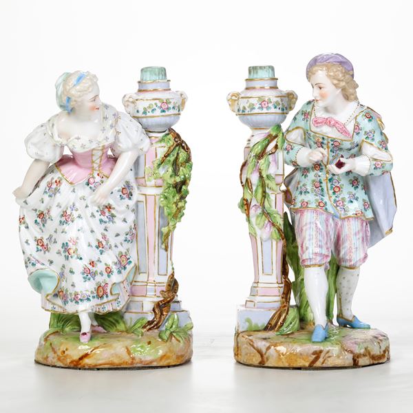 Coppia di candelieri figurati. Germania, Manifattura di Sitzendorf (Turingia), fine XIX o inizio XX secolo.