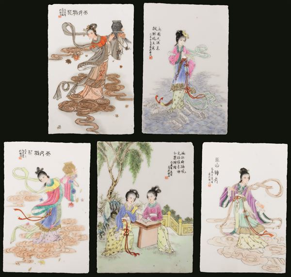 Cinque placche in porcellana a smalti policromi con iscrizioni e fanciulle, Cina, XX secolo