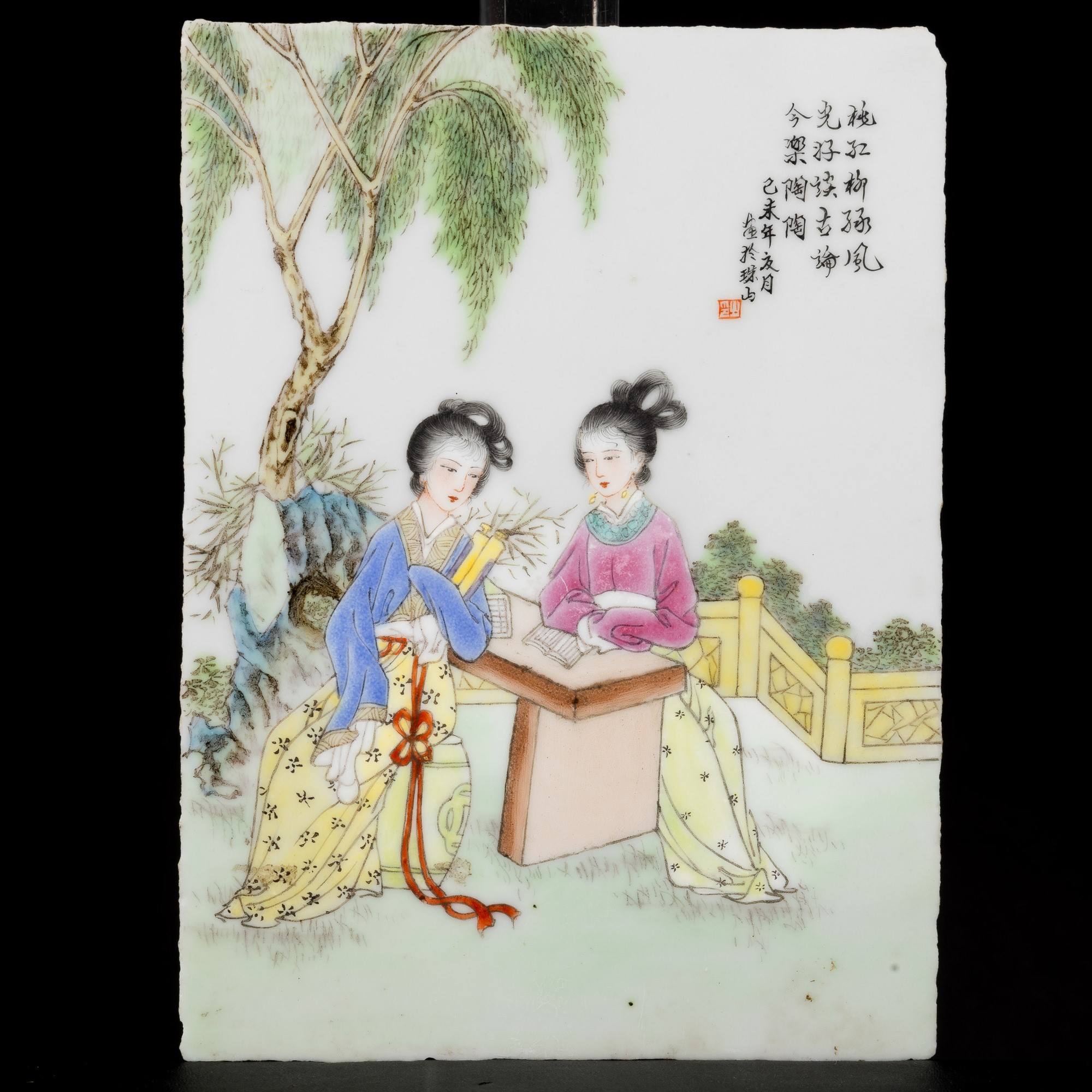 Cinque Placche in Porcellana a Smalti Policromi con Iscrizioni e Fanciulle, Cina, XX Secolo