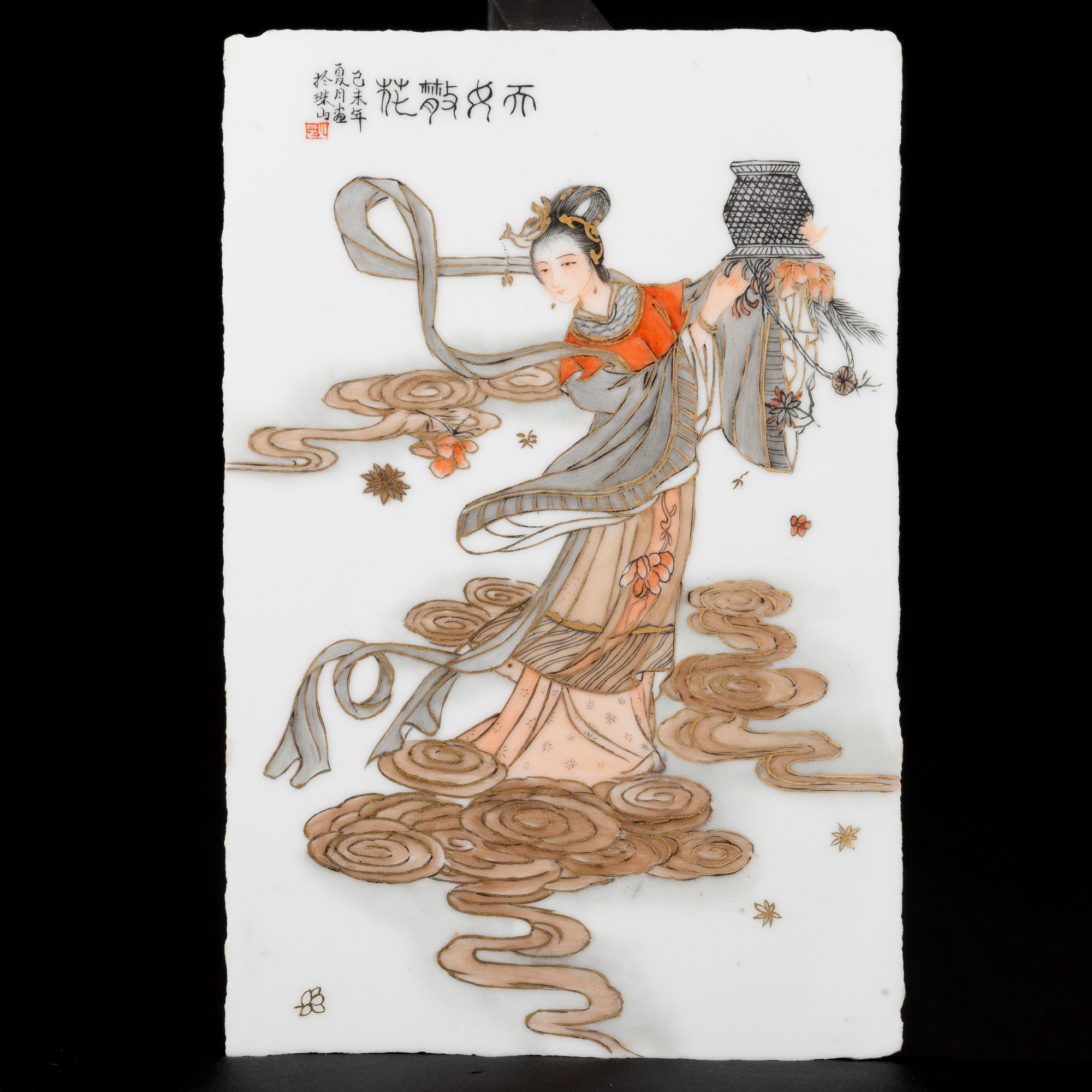 Cinque Placche in Porcellana a Smalti Policromi con Iscrizioni e Fanciulle, Cina, XX Secolo