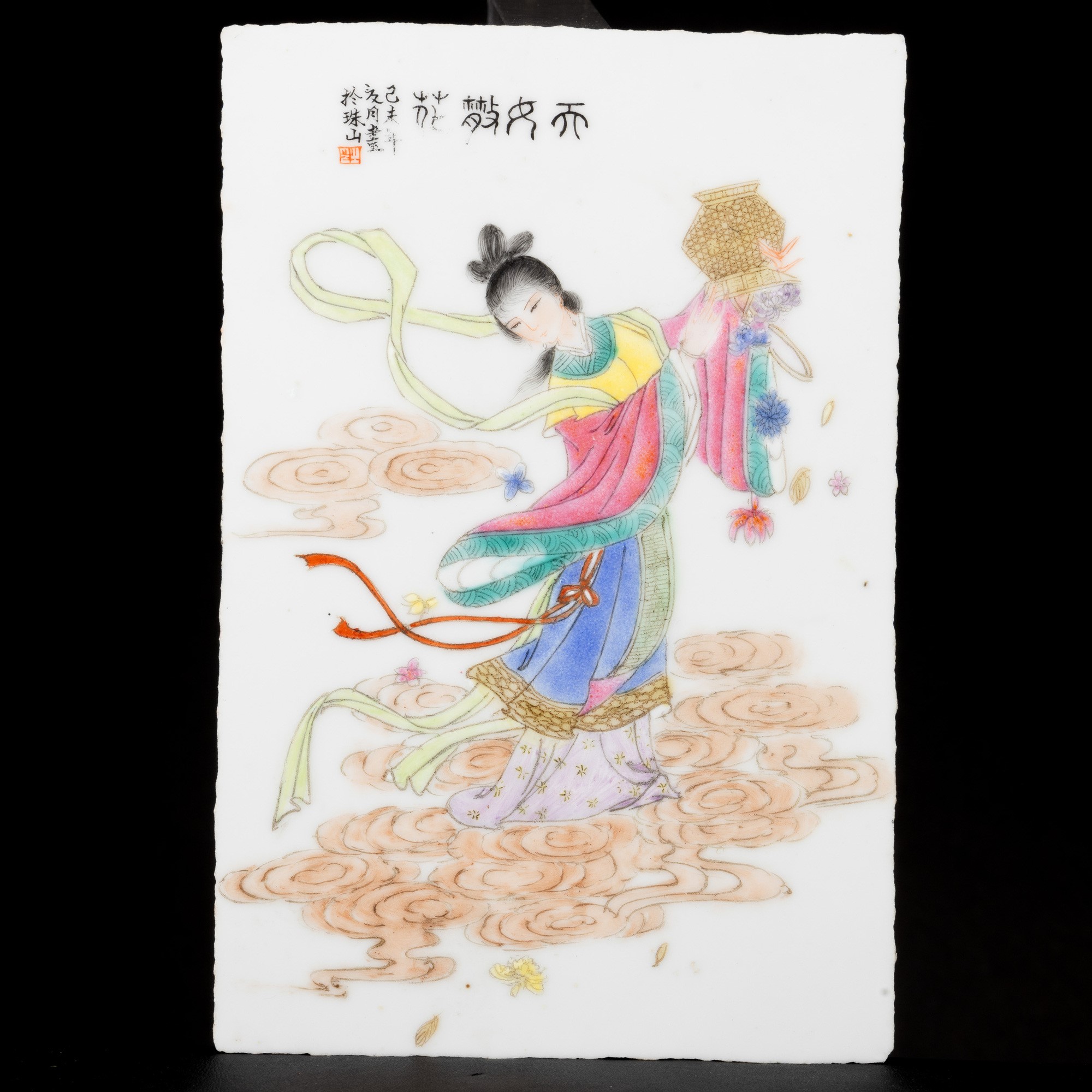Cinque Placche in Porcellana a Smalti Policromi con Iscrizioni e Fanciulle, Cina, XX Secolo