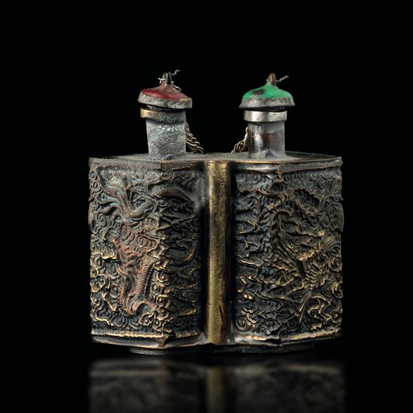 Snuff bottle in argento con decori a rilievo raffiguranti draghi, Cina, XX secolo