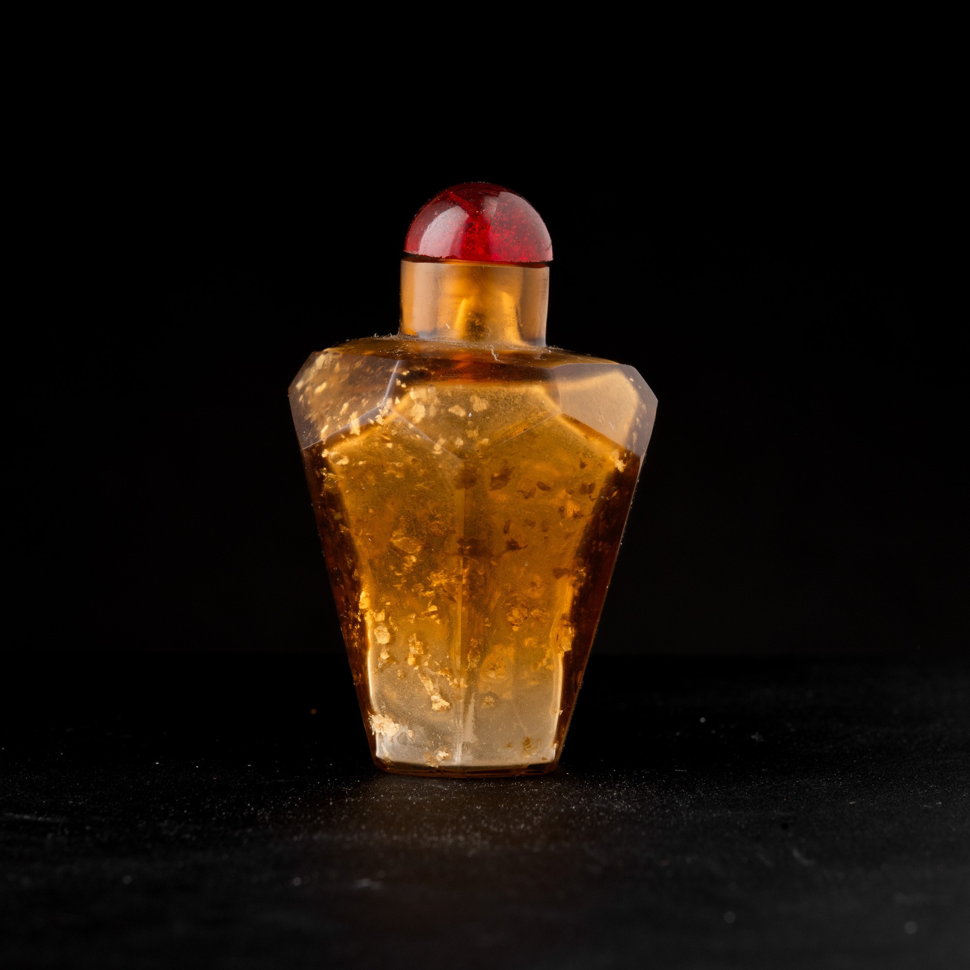 Snuff Bottle in Vetro Ambrato, Cina, Dinastia Qing (1644-1912)