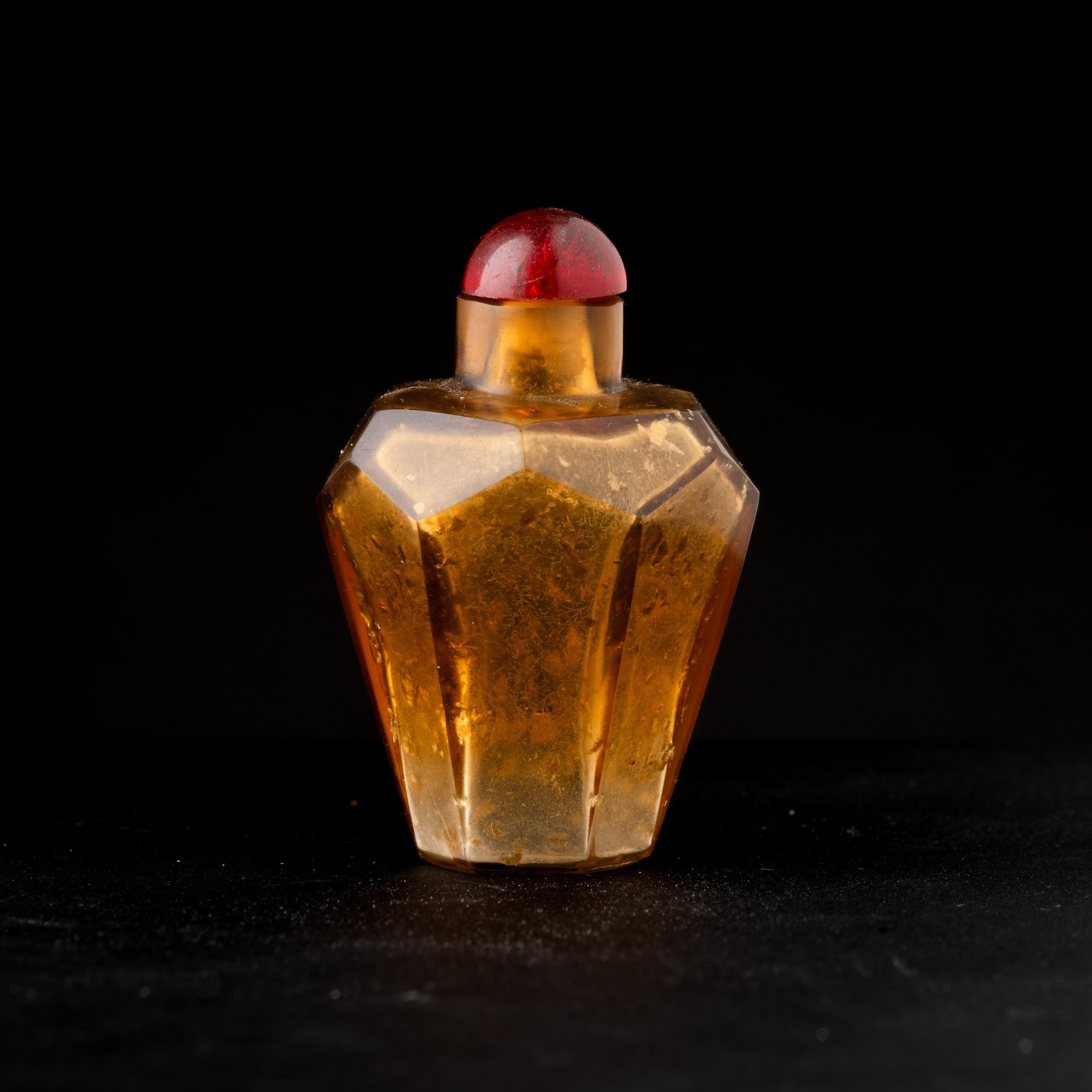 Snuff Bottle in Vetro Ambrato, Cina, Dinastia Qing (1644-1912)