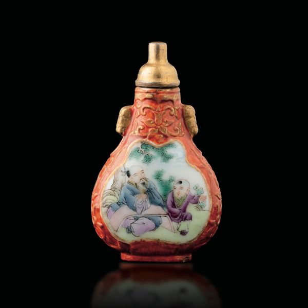 Snuff bottle in porcellana a fondo corallo raffigurante due personaggi e decori a rilievo e iscrizioni, Cina, Repubblica