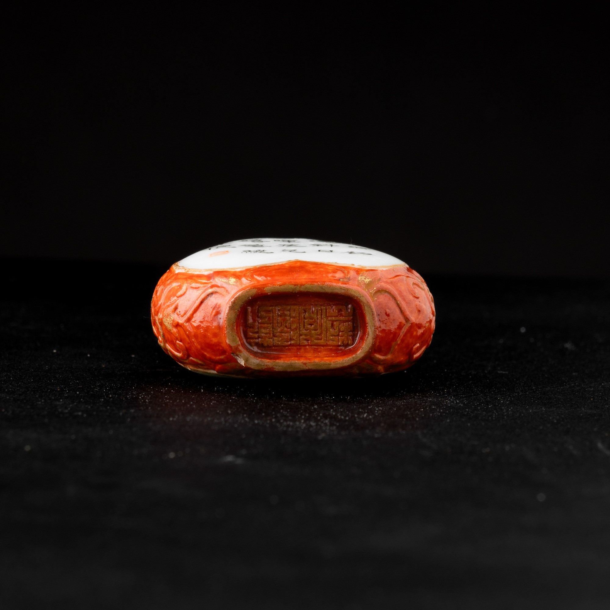 Cina (Repubblica), Bottiglia da fiuto (snuff bottle) in porcellana a fondo corallo, con due perso...