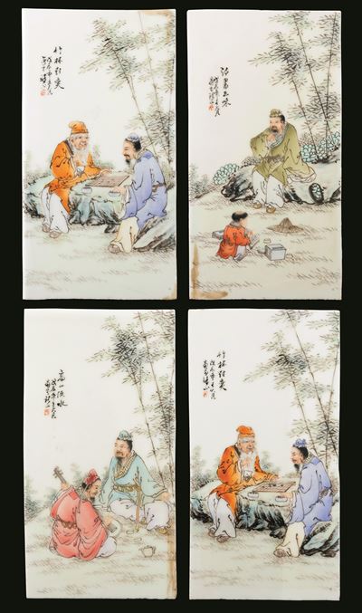 Quattro Placche in Porcellana Qian Jiang Raffiguranti Uomini che Giocano e Bambini nello Stile di...