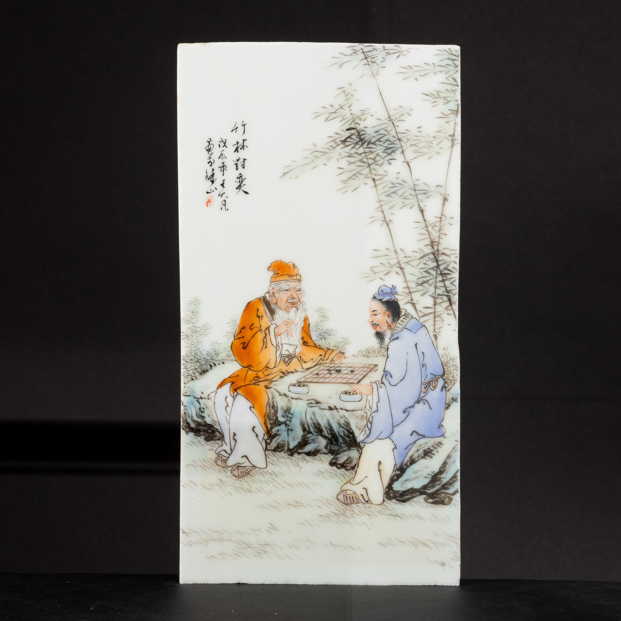 Quattro Placche in Porcellana Qian Jiang Raffiguranti Uomini che Giocano e Bambini nello Stile di...