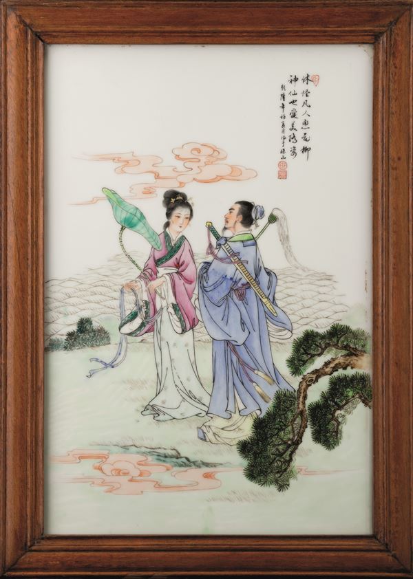 Placca in porcellana Famiglia Rosa raffigurante scena di vita comune con iscrizioni, Cina, XX secolo