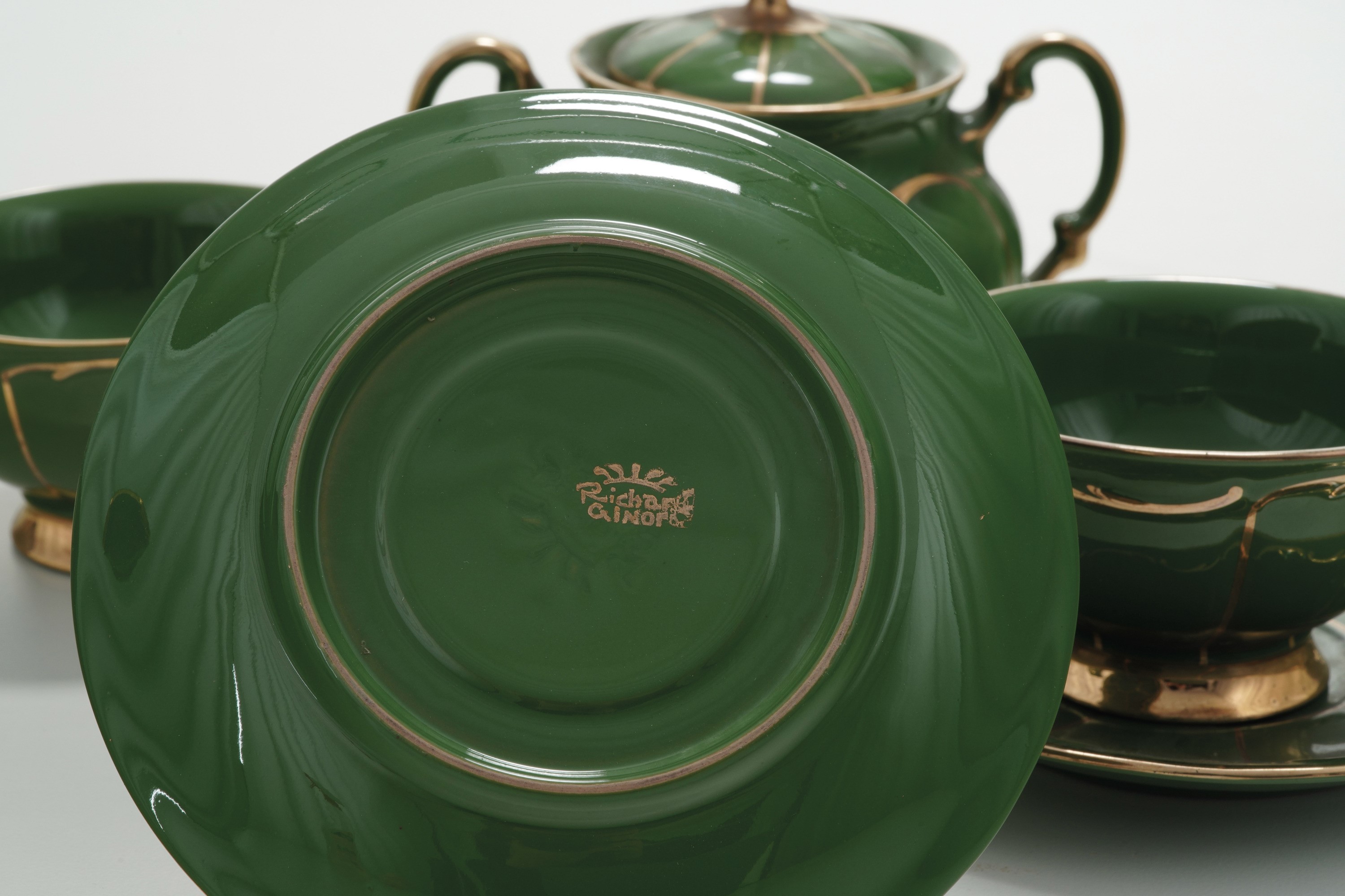Servizio da tè tête-à-tête verde-oro. Doccia, Manifattura Richard Ginori, XX secolo.