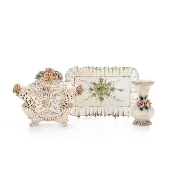 Lotto di ceramiche composto da un vassoio, un vaso, una zuppiera