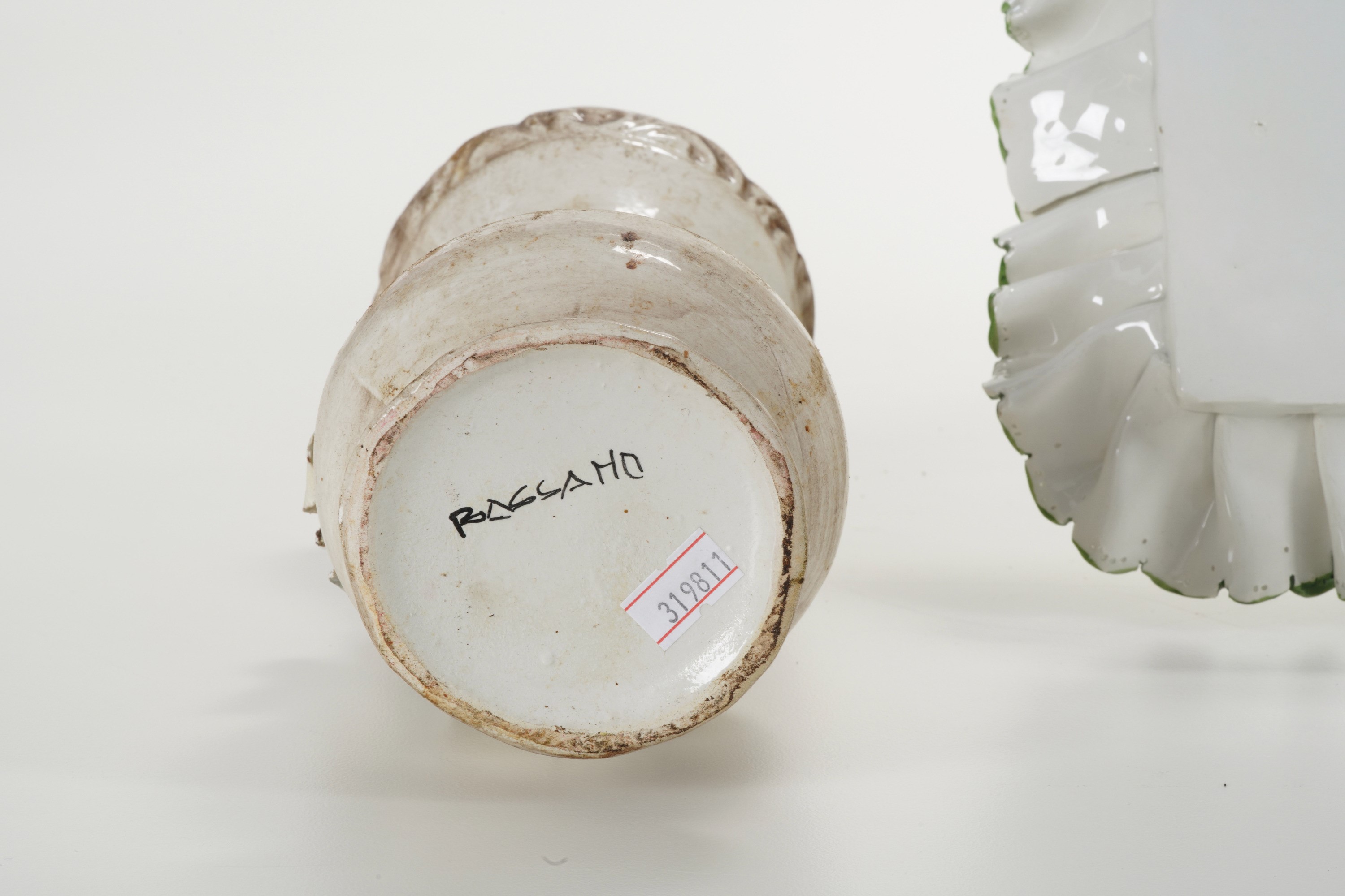Lotto di Ceramiche Composto da un Vassoio, un Vaso, una Zuppiera