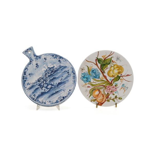 Un tagliere bianco e blu Albisola e alzatina Albisola