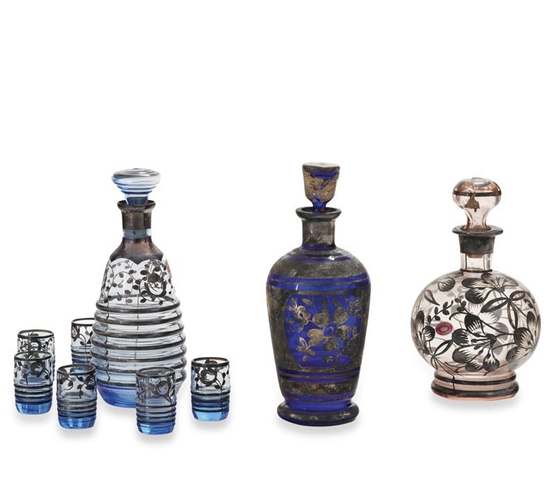 Bottiglia da liquore con sei bicchierini e altre due bottiglie in vetro. XX secolo  - Auction Antiques - Cambi Casa d'Aste